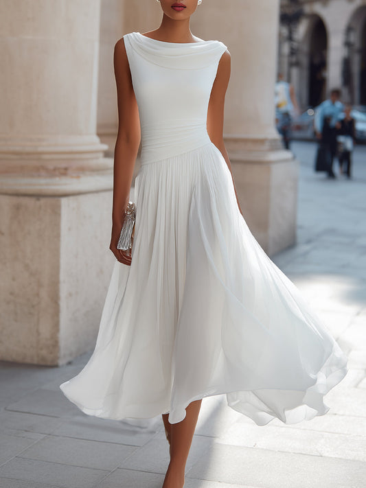 Vestido sin mangas, con pliegues y escote fluido
