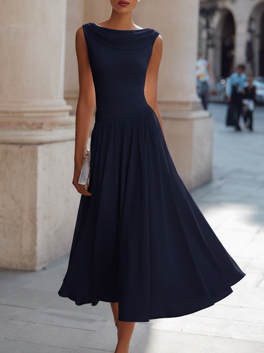 Vestido sin mangas, con pliegues y escote fluido