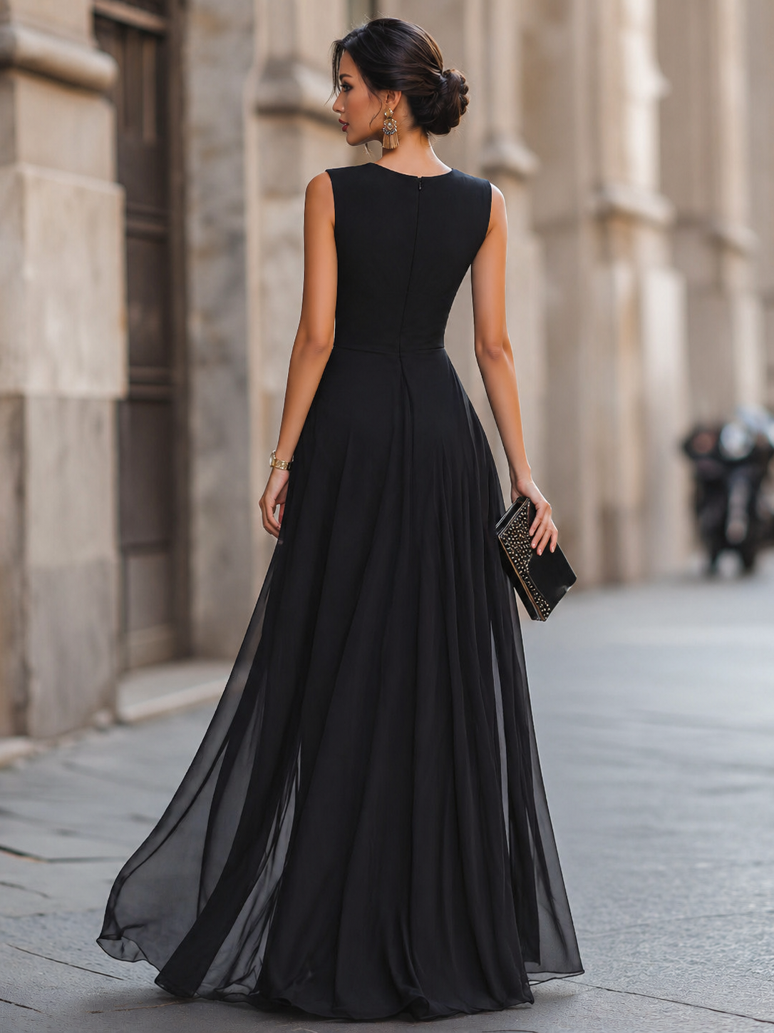 Vestido largo de noche fluido, con corte alto y capas