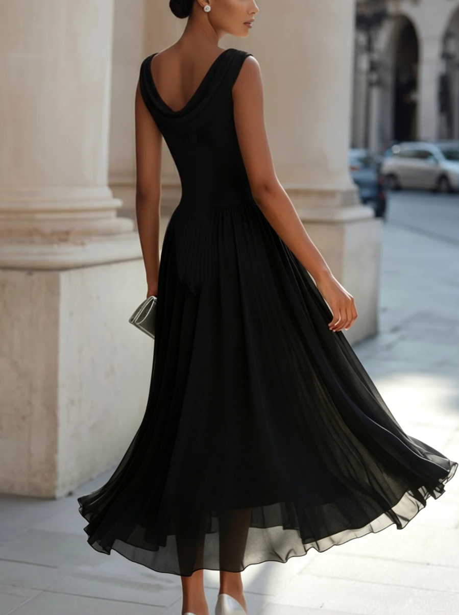 Vestido sin mangas, con pliegues y escote fluido